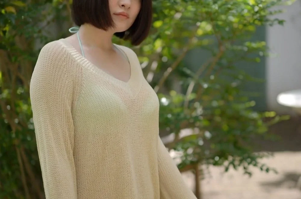 ニットがセクシーなショート美女