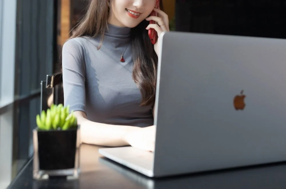 マッチングアプリで遊ぶ女性