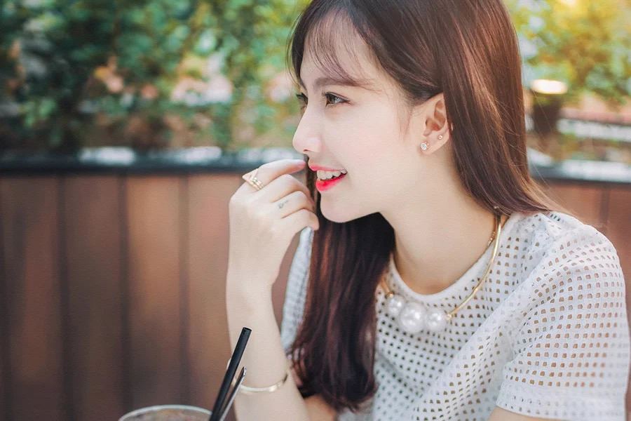 楽しそうに会話する女性