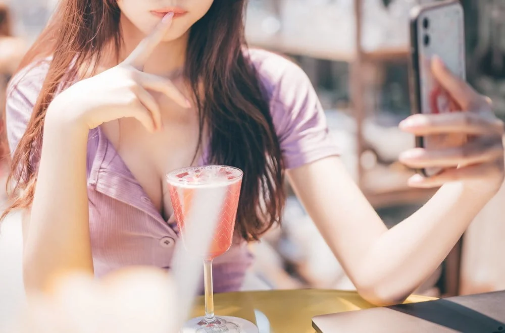 マッチングアプリで遊ぶ女性