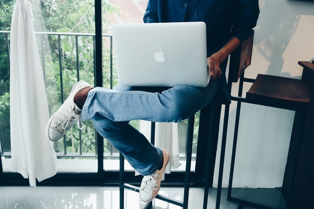 パソコンでエロ動画を楽しむ男性